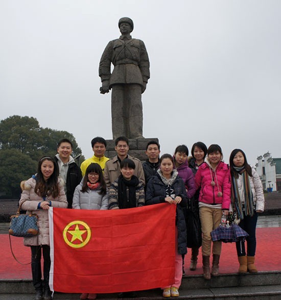 “学雷锋，献爱心”——中国共产主义青年团半岛体育在线官网·(中国)官方网站委员会开展慰问贫困学生助学活动